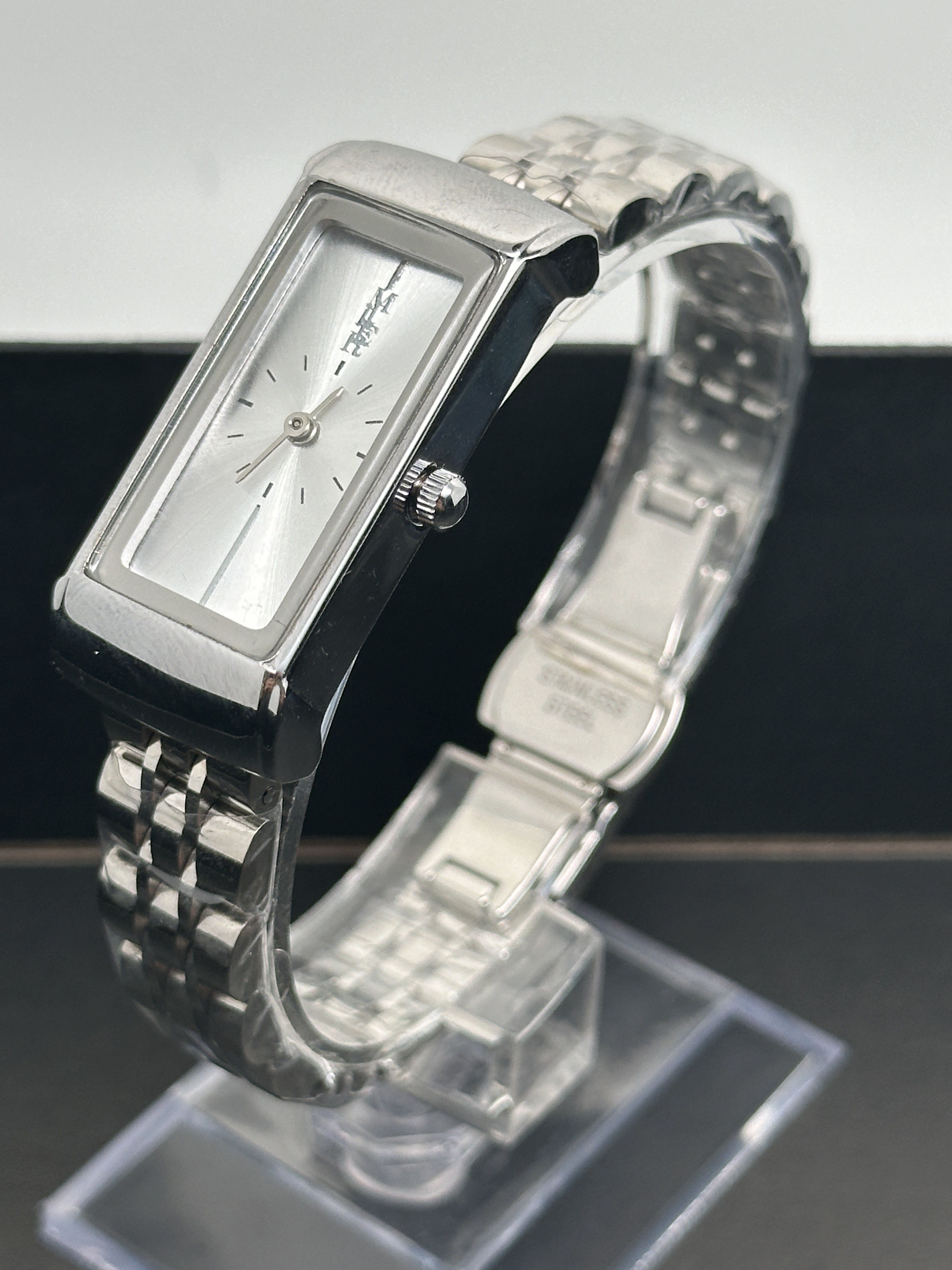 Silver Dial Analog Wrist Watch Stainless Steel With Date Display And Luminous Hands
