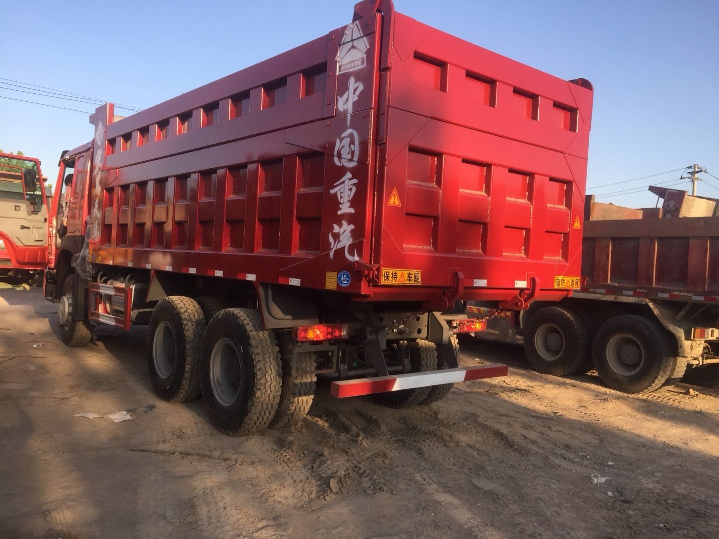 Professional Used Dump Trucks 375 HP Power Red With Max.Speed 75 Km/H