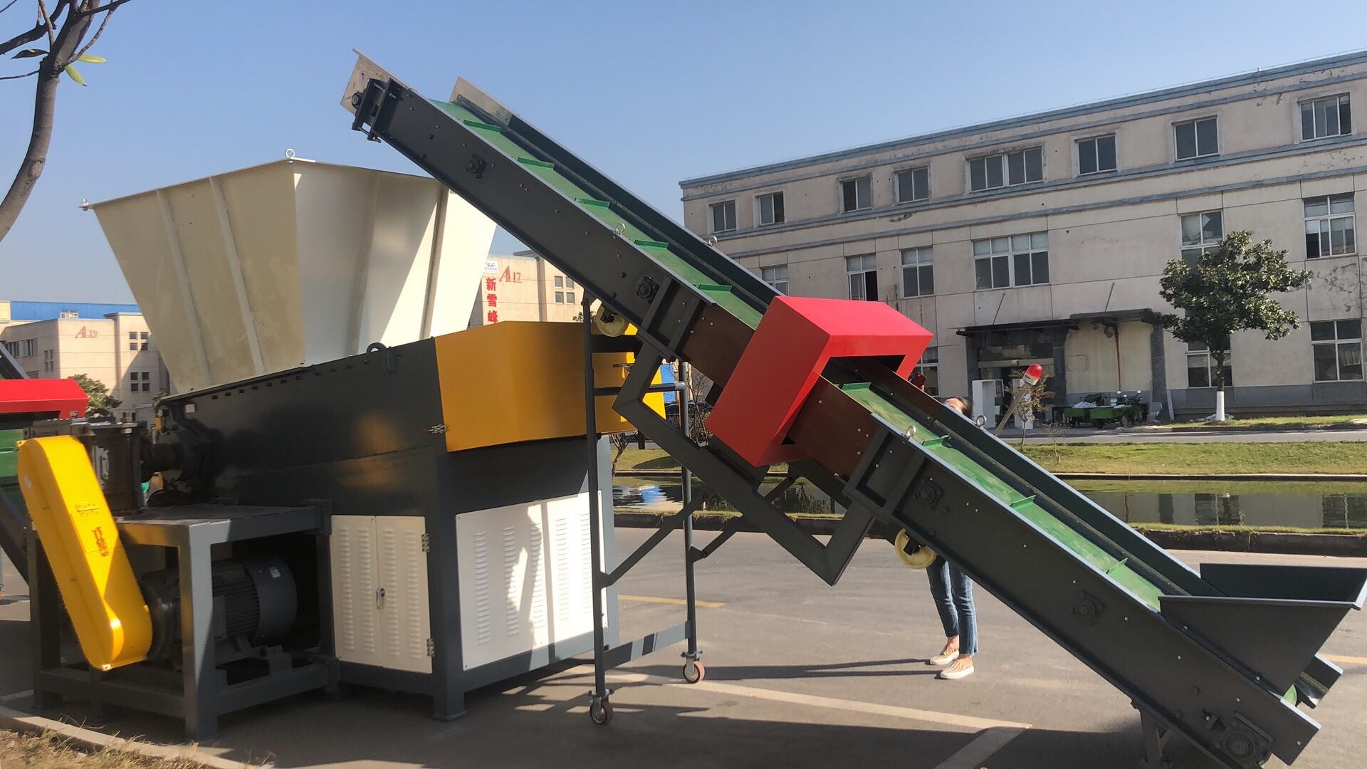 Hydraulic Pushing PET Fibers Single Shaft Shredder Machine