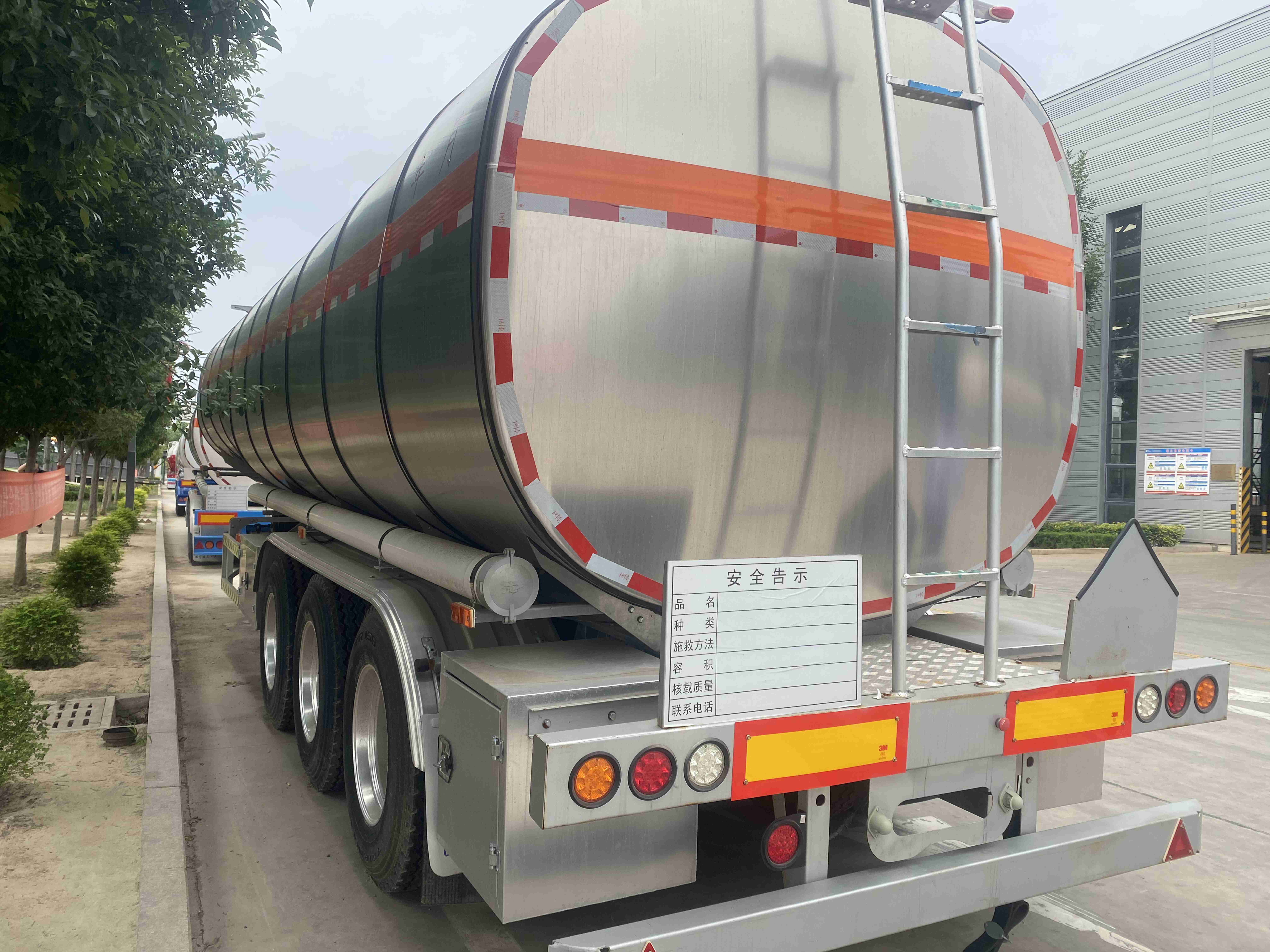 Chinese Supplier Offers 60000-Liter Aluminum 3-Axis Alloy Oil Tanker Truck Semi-Trailer Made Of Steel