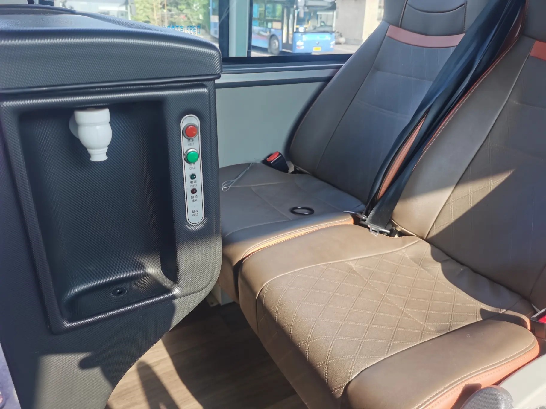 Used Luxury Buses 50 Seats Champagne Color Middle Passenger Door Water Dispenser Second Hand Youngtong ZK6117