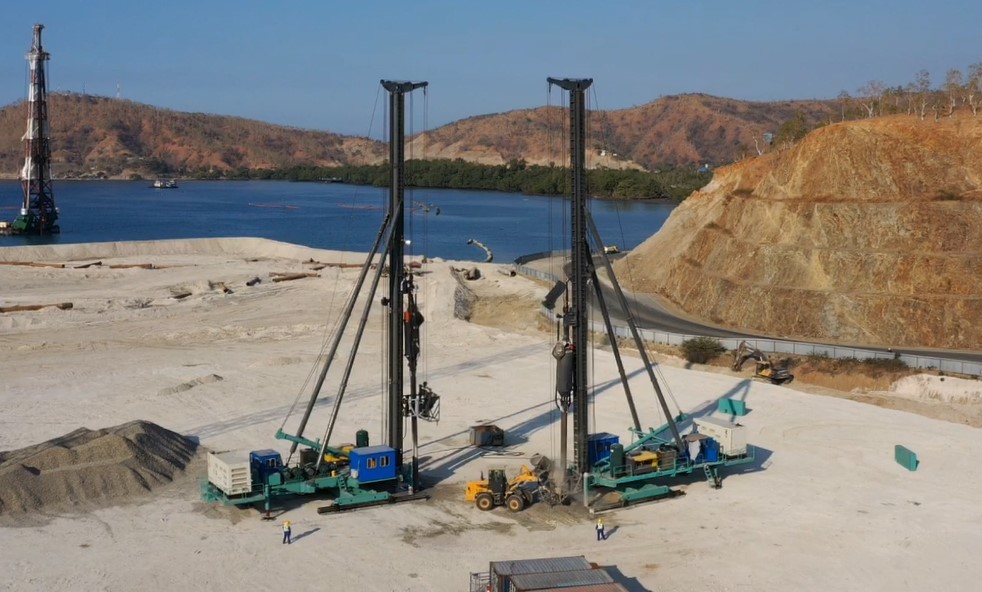 Bottom Feed Vibroflot Equipment Walking Pile Frame Type For Silt Clay Soft Soil Improvement