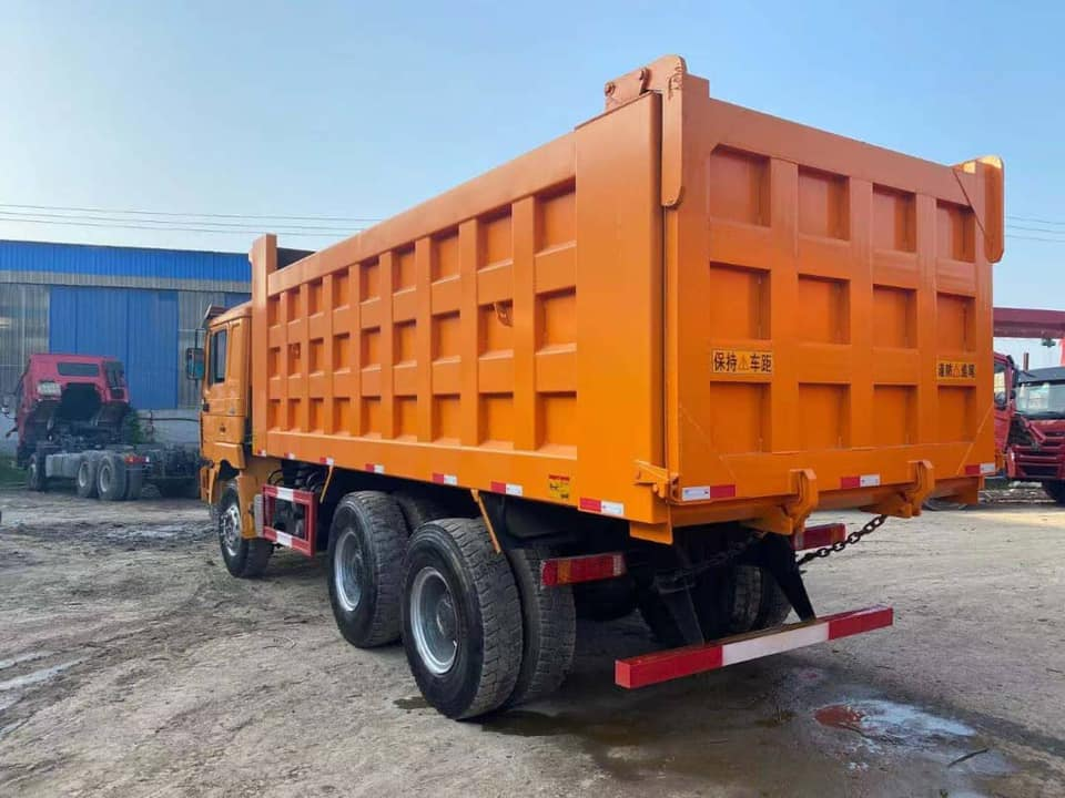 8L Engine Capacity Heavy Duty Shacman F3000 Dump Truck for Loading Build Materials