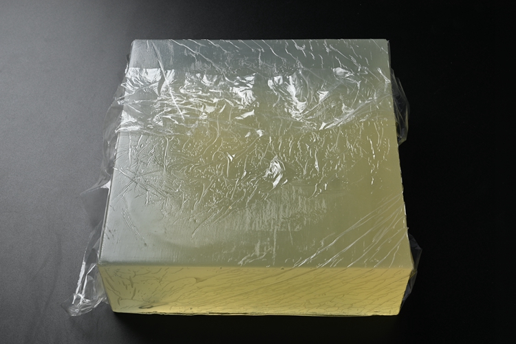 Anti Slip Hot Melt EVA Adhesive CAS 7085-85-0 For Carpet Backing