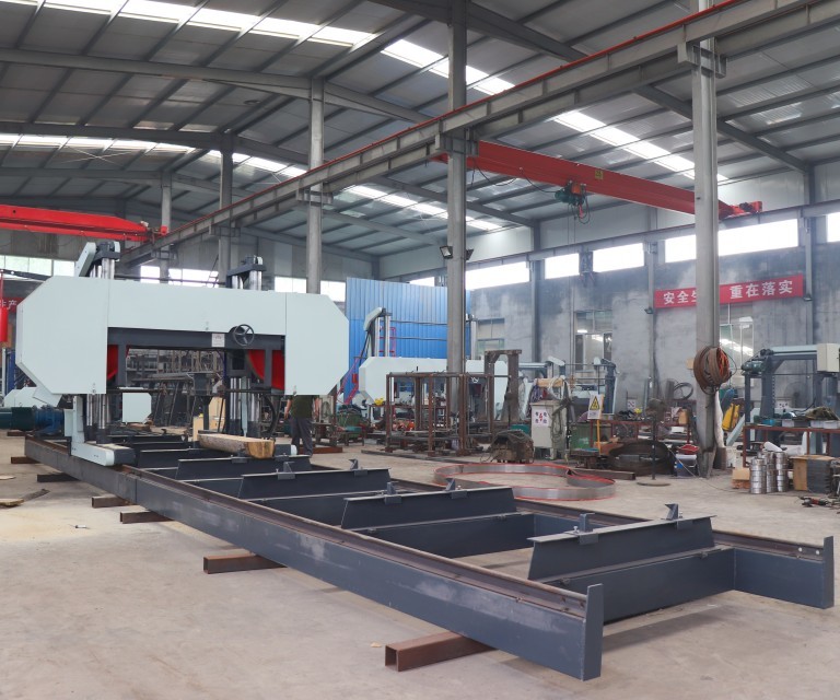 55KW Electric Bandsaw Sawmill 2000mm Heavy Duty 4 stand columns Large Horizontal Log Cutting Saw Mill Machine