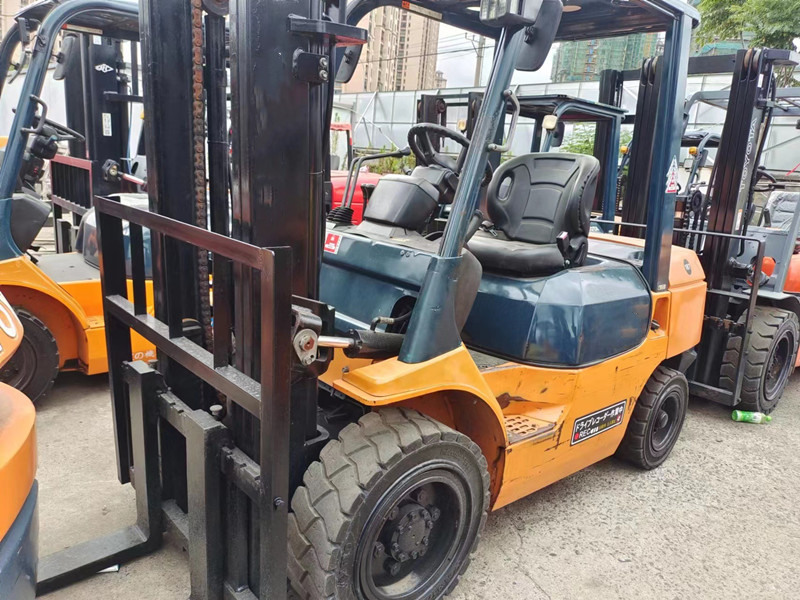 Second Hand 5.5 Tons Four Wheel Diesel Stone Forklift Lifting Height 3000mm