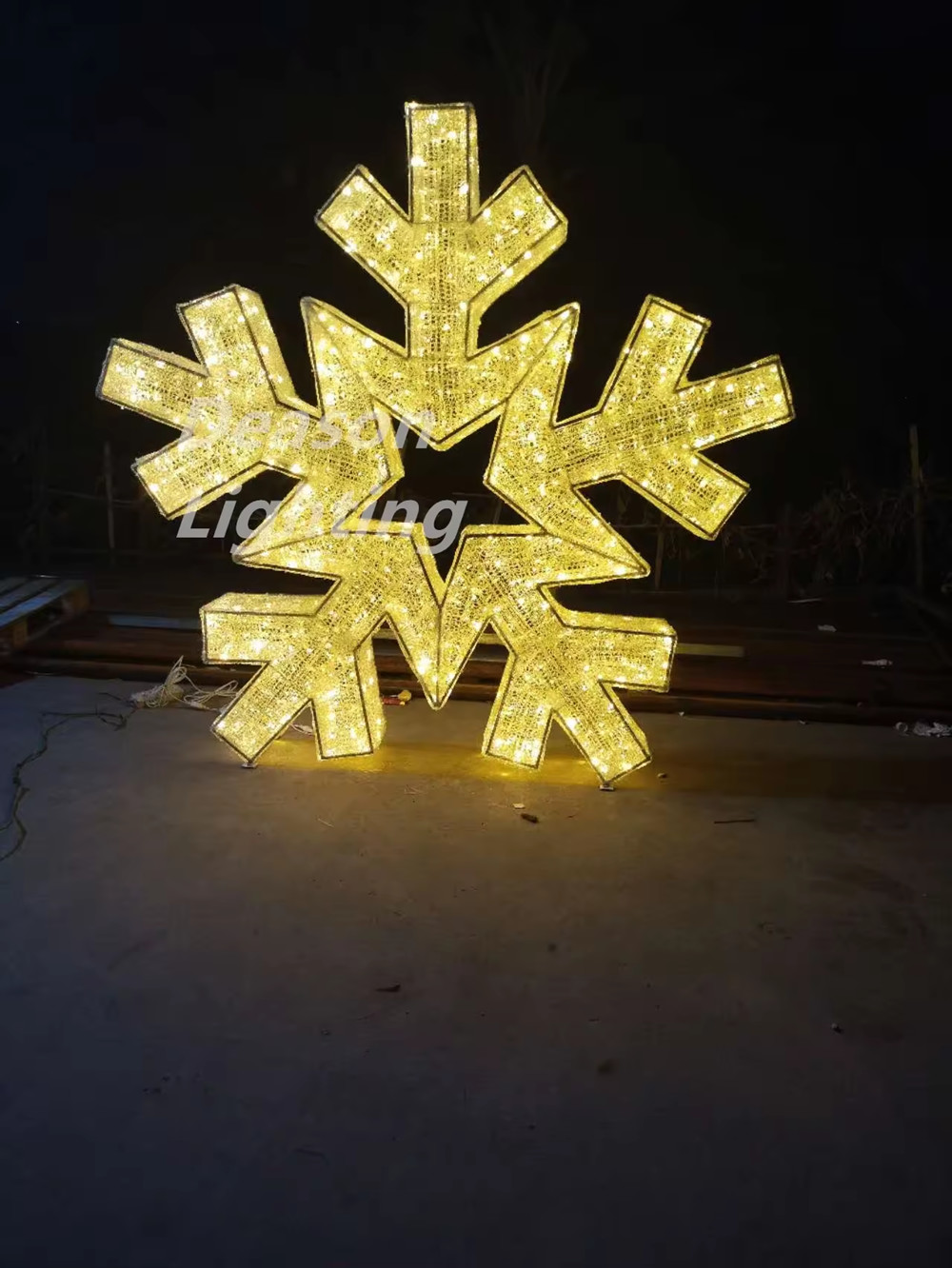 Giant snowflake led light