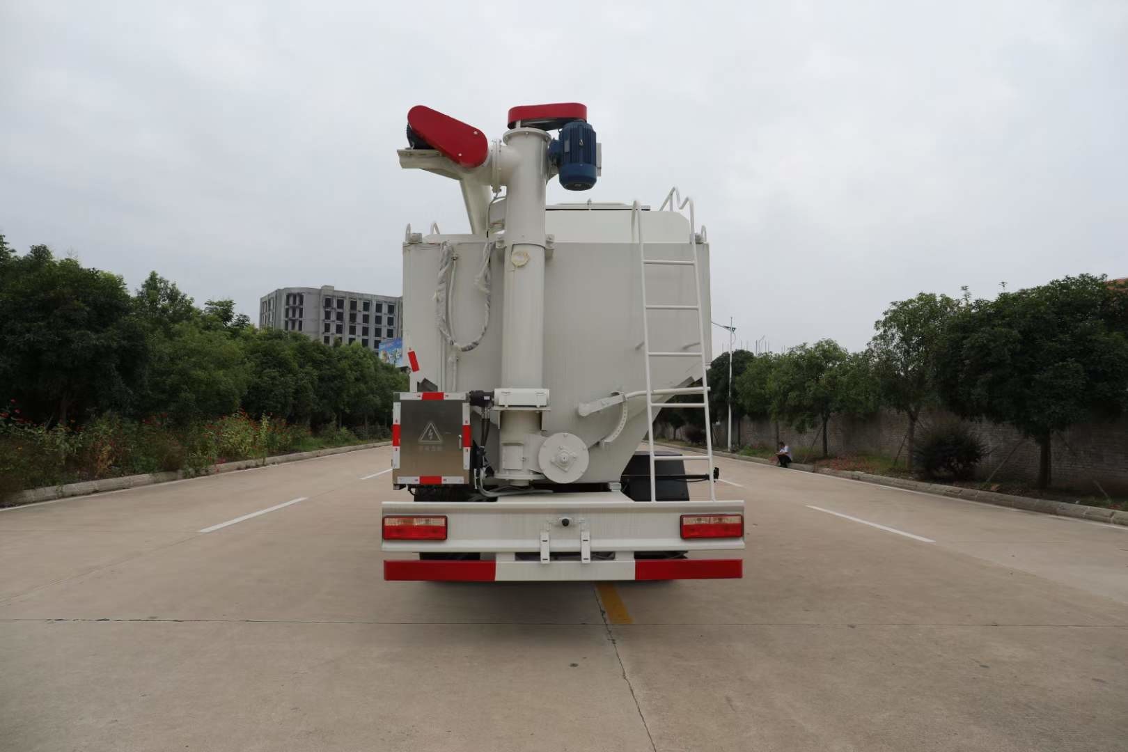 9460ml Displacement Bulk Feed Truck 9000×2450×3800 Mm Tyre 7.00-16