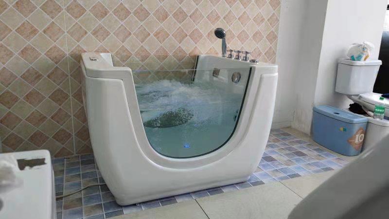 5 Foot Rectangular 2 Person Corner Bathtub 1700x650mm With Video