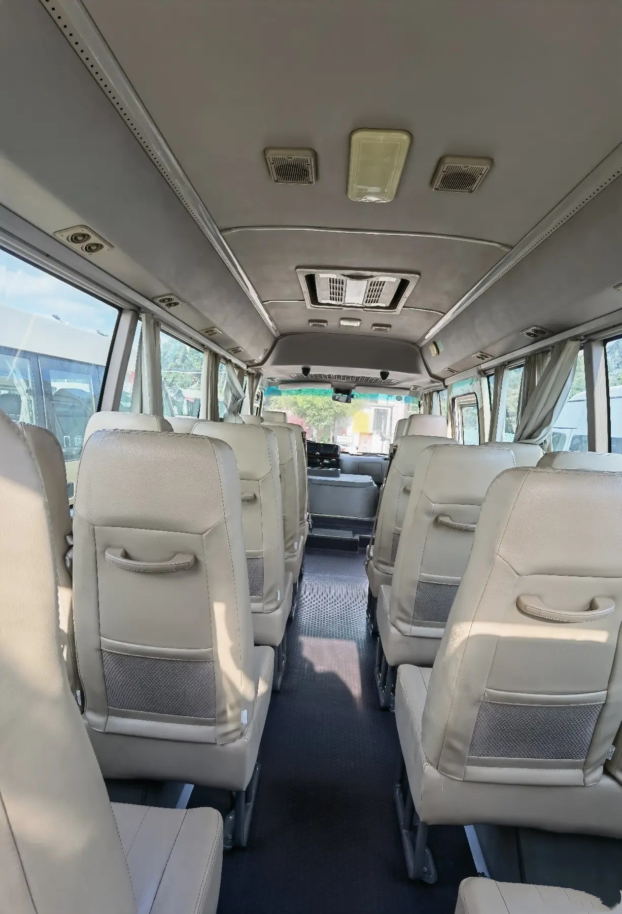 Used Small Bus 28 Seats Front Engine 7 Meters Air Conditoner 5250kg Curb Weight 150hp Golden Dragon XML9729