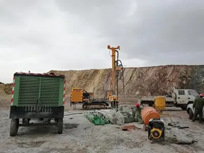 Hydraulic System RC Crawler Engineering Crawler Mounted Drill Rig 3 Meter Rod Length For Exploration