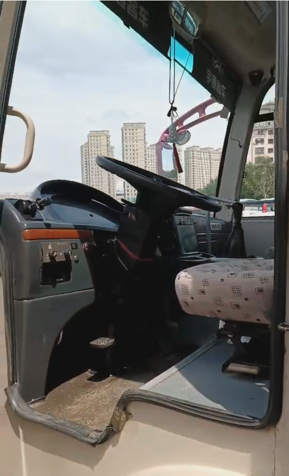 Model Zk6752d Used Yutong Bus Lhd Rhd Available 32 Seats Coach LHD Steering