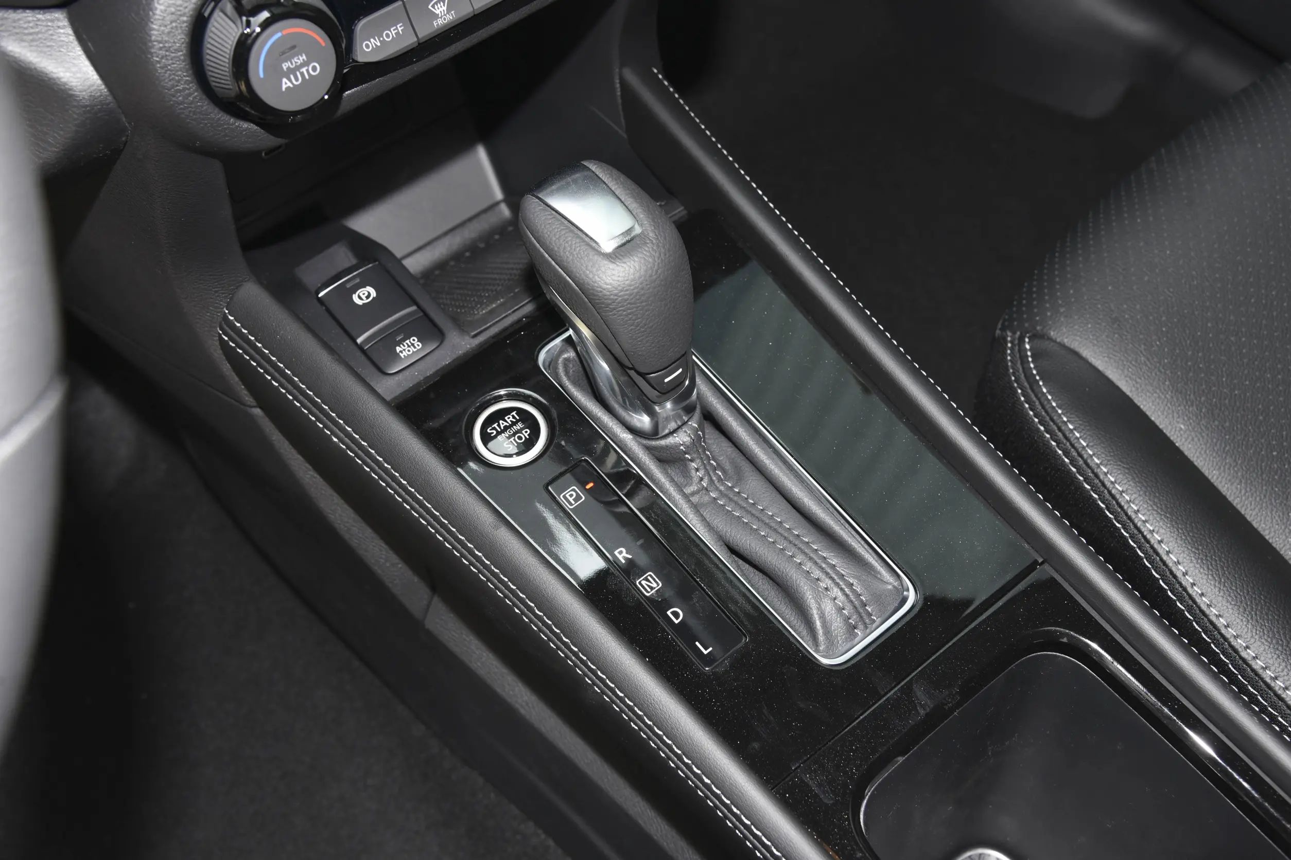 Multi-purpose Car MINI SUV 1.5L 90kw Flagship Version Petrol Vehicle with Left Steering Dongfeng Nissan Kicks Auto SUV