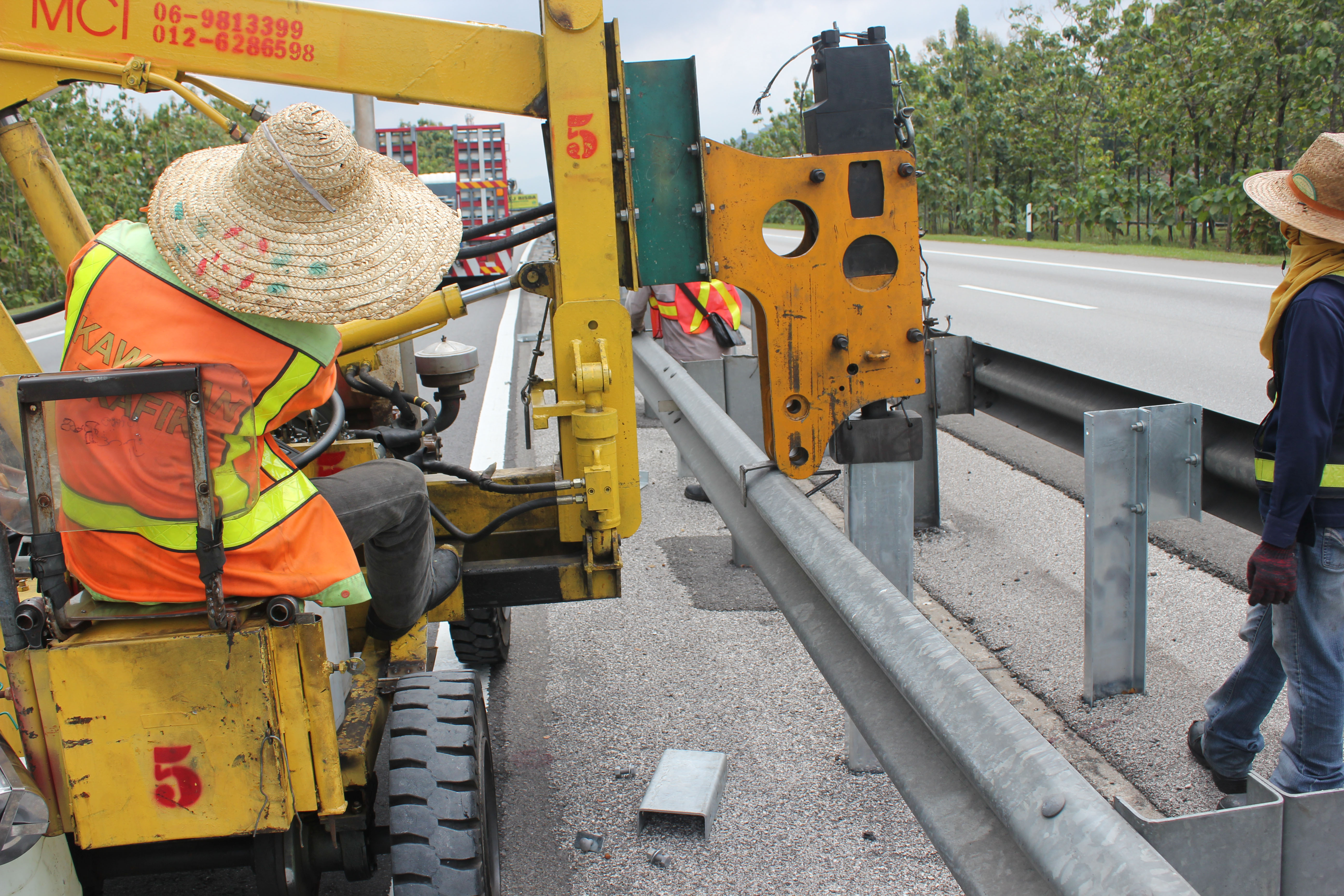 Q235 Q345 Galvanized Steel Highway Guardrail Fishtail End for Customized Projects