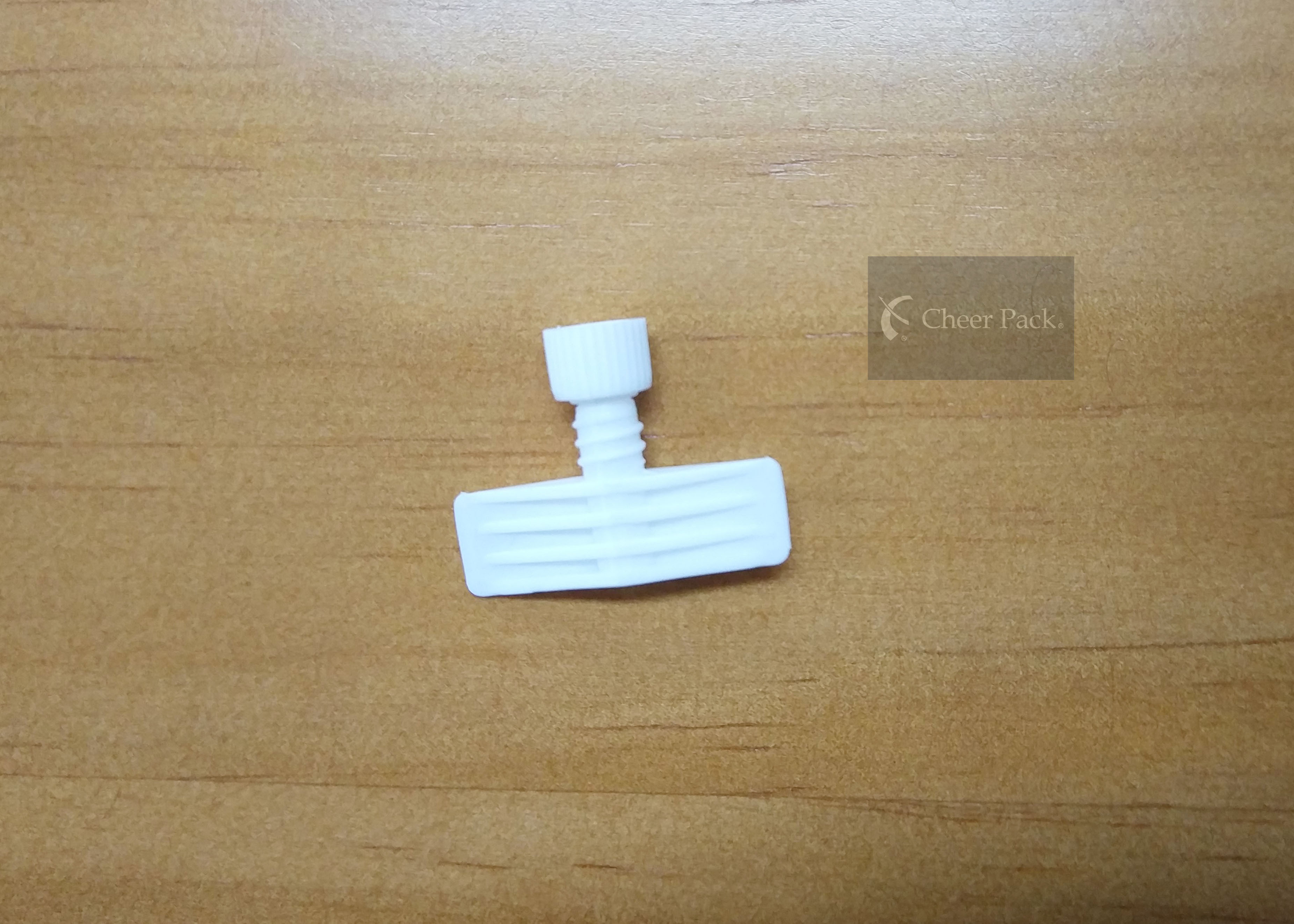 Plastic PE Material Twist Pour Spout Caps White Color Diameter 4mm