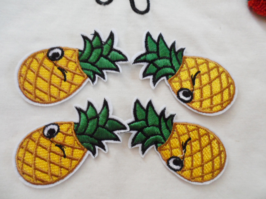 Hot Fix Motif Sliver Gold Embroidery Applique as Cross Picture