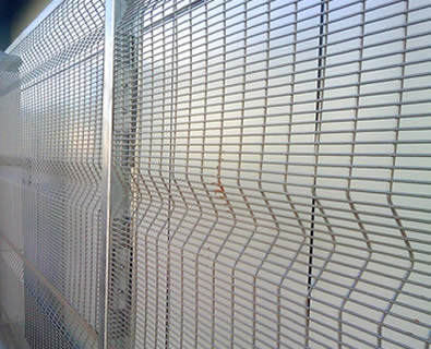 Anti-climb 3510 fence has galvanized surface and bending curves