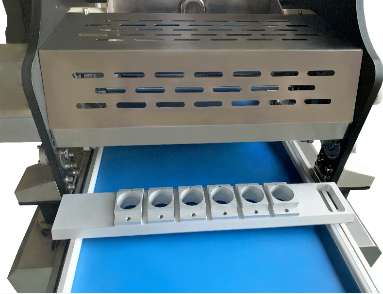Wire Cut And Deposit PLC Control Cookies Making Machine 100-200kg/h Capacity