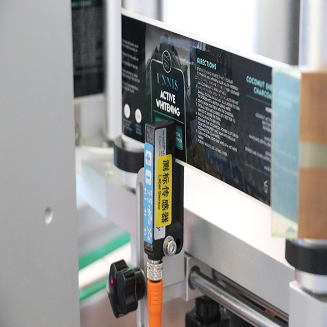 Desktop Round Rod Glass Bottle Labeling Machine for Automatic Honey Lip Balm Packaging