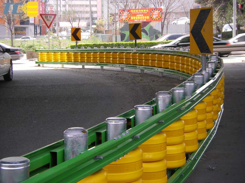 Flame Retardant Material Highway Roller Barrier To Reduce Traffic Accidents