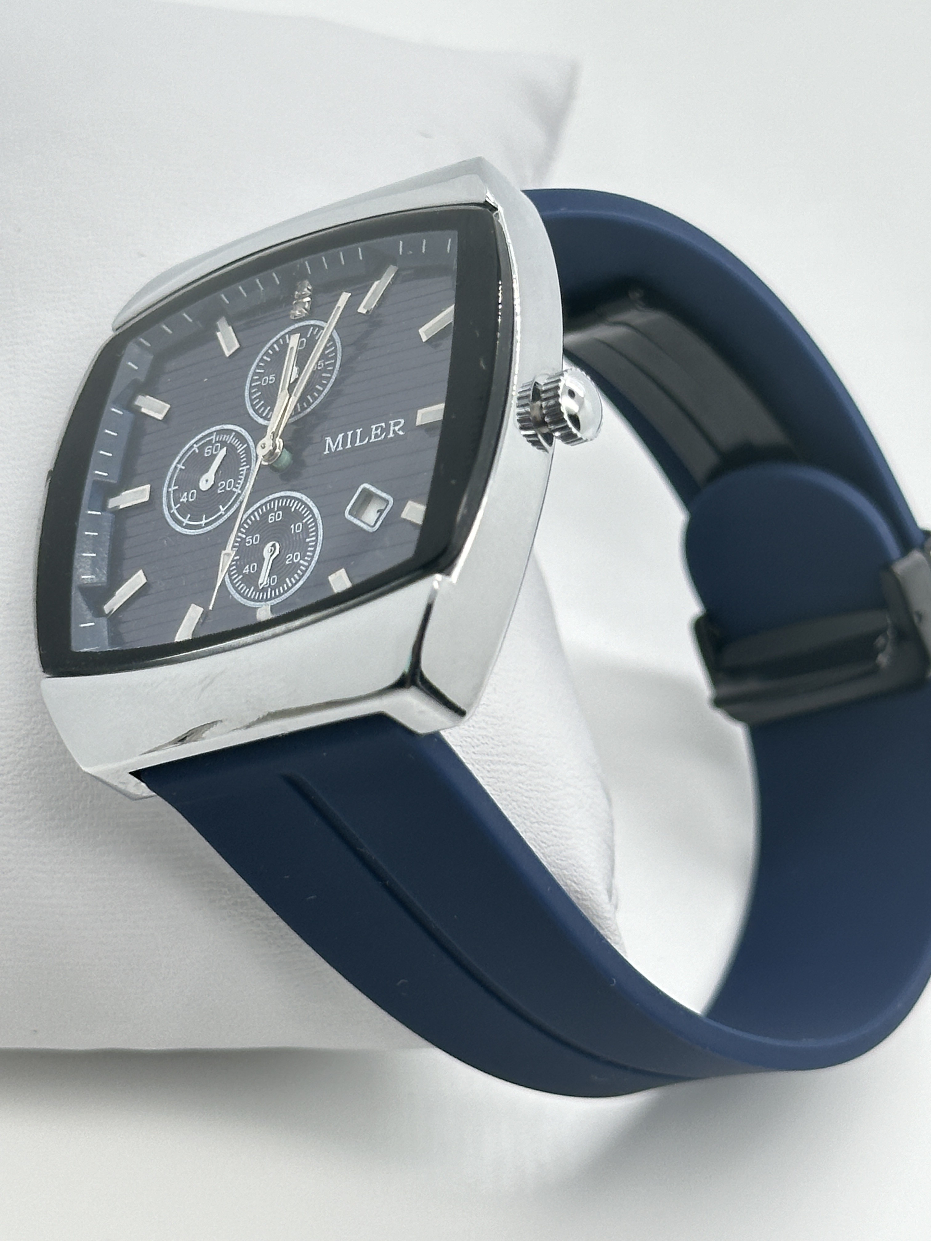 Quartz Wrist Watch with Luminous Leather Strap for Fashionable Male Professionals
