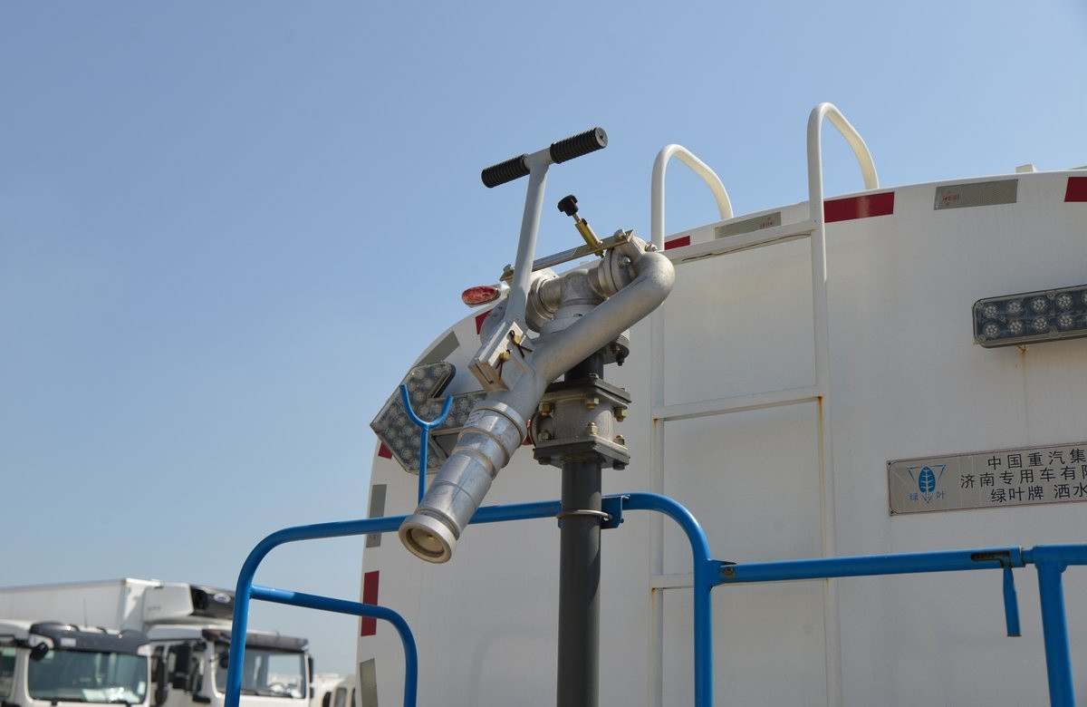 Water Tanker Truck Howo 6*4 Sinotruck 10 Wheel LNG 260hp Engine 14 Cubic Tanker LHD/RHD