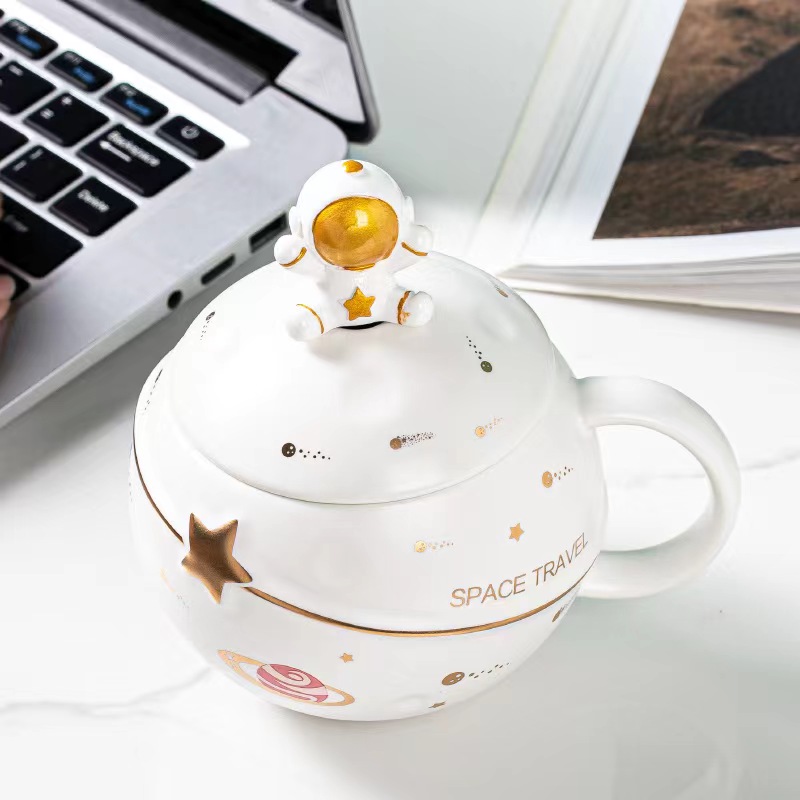 Hot Selling Wholesale 400ml Creative 3D Space ball shape Porcelain ceramic astronaut coffee cup mug with lid and spoon