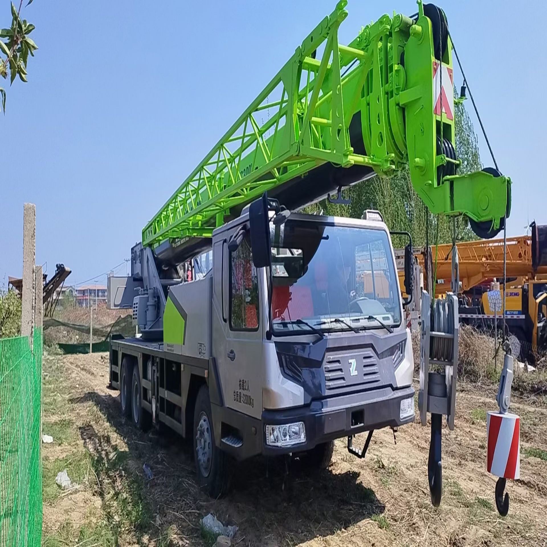 ZOOMLION ZTC300V Used Crane Trucks Heavy Equipment 30T