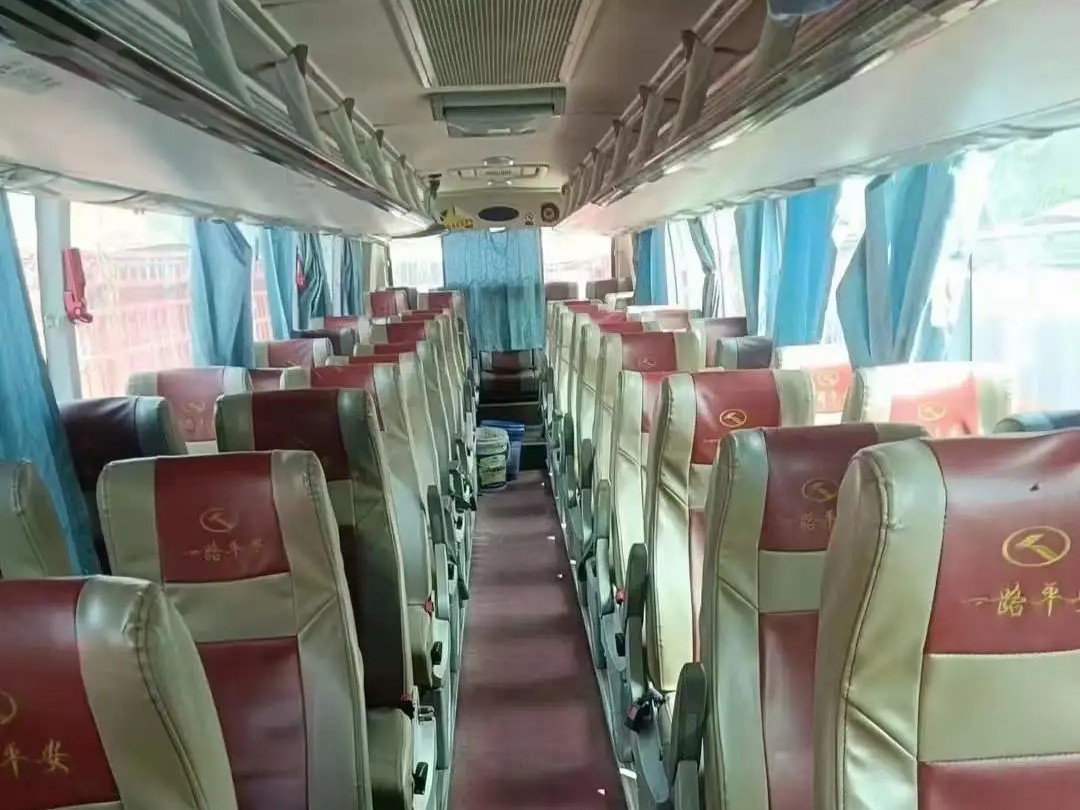 Used Tour Bus Weichai Engine Airbag Suspension 54 Seats Air Conditioner Single Door Kinglong XMQ6119