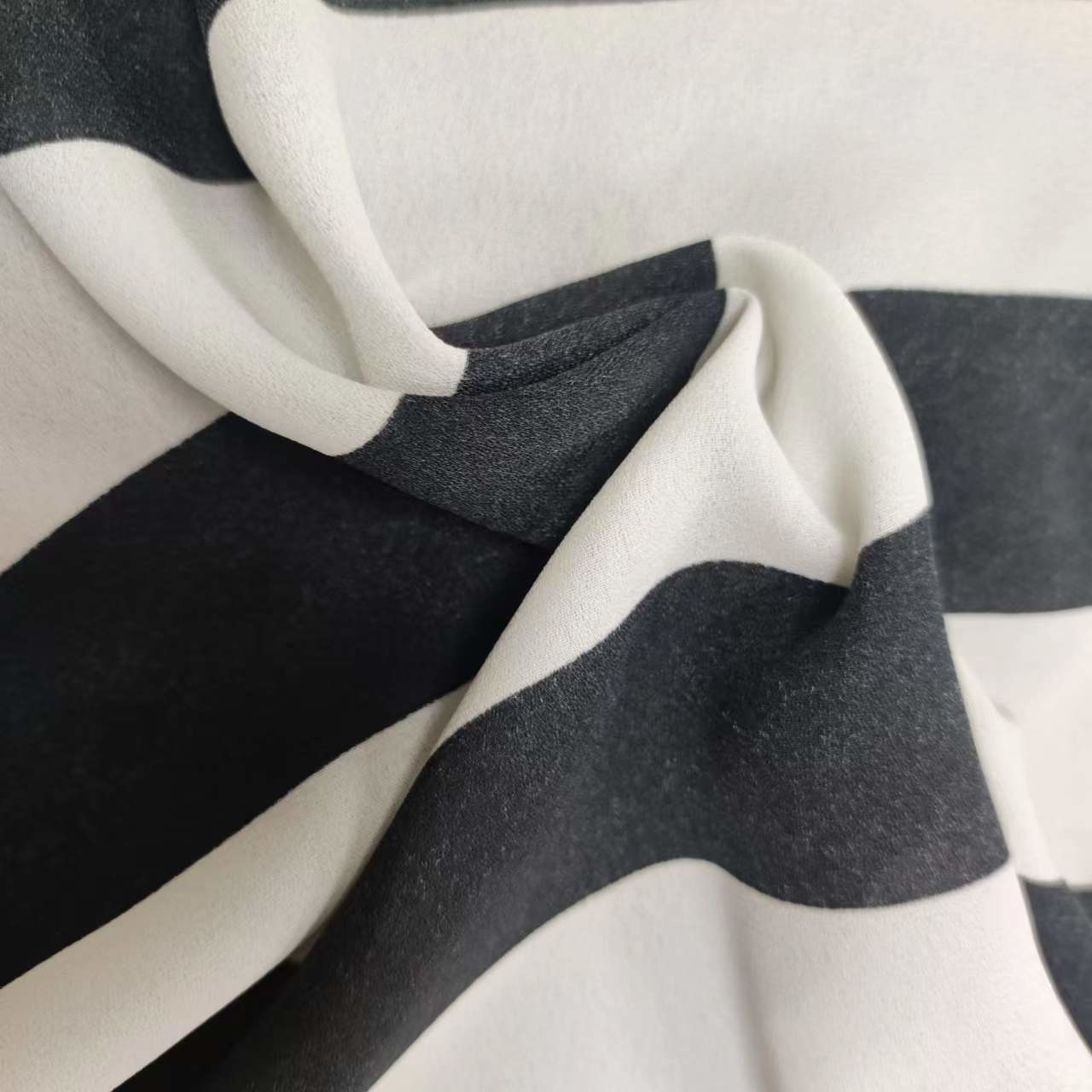 100% Polyester Coarse Stripe 92G Chiffon Fabric Breathable