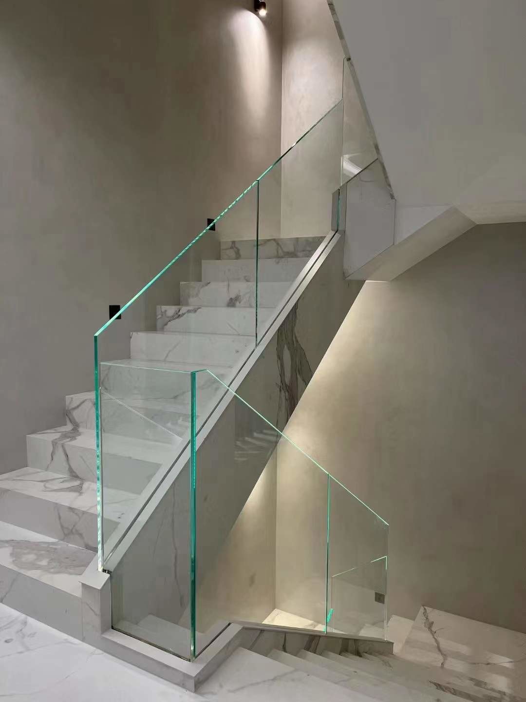 Customized Building Tempered Glass Flat And Curved Angled Stair Rail Spigots Pool Fencing Glass
