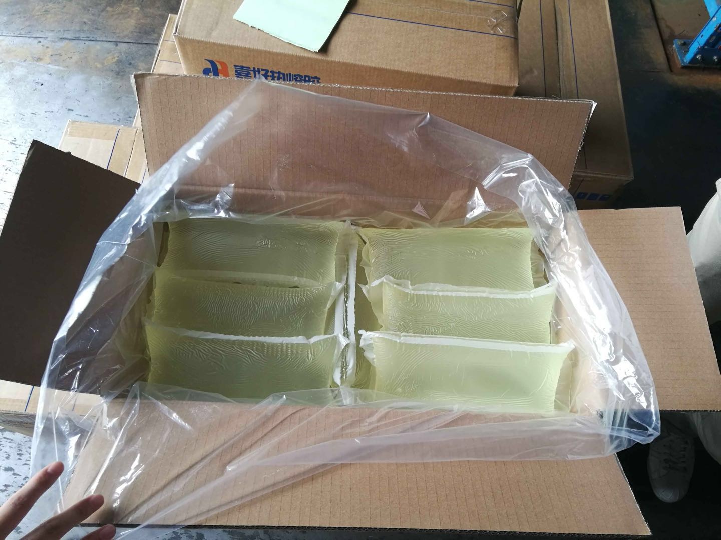 Hot melt pressure sensitive adhesive for frozen labels for food packaging