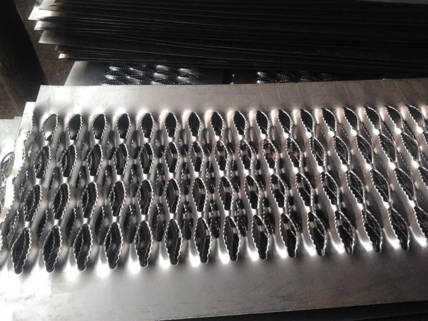 Aluminum / Galvanized / Stainless Steel Anti Slip Stair Treads For Stair And