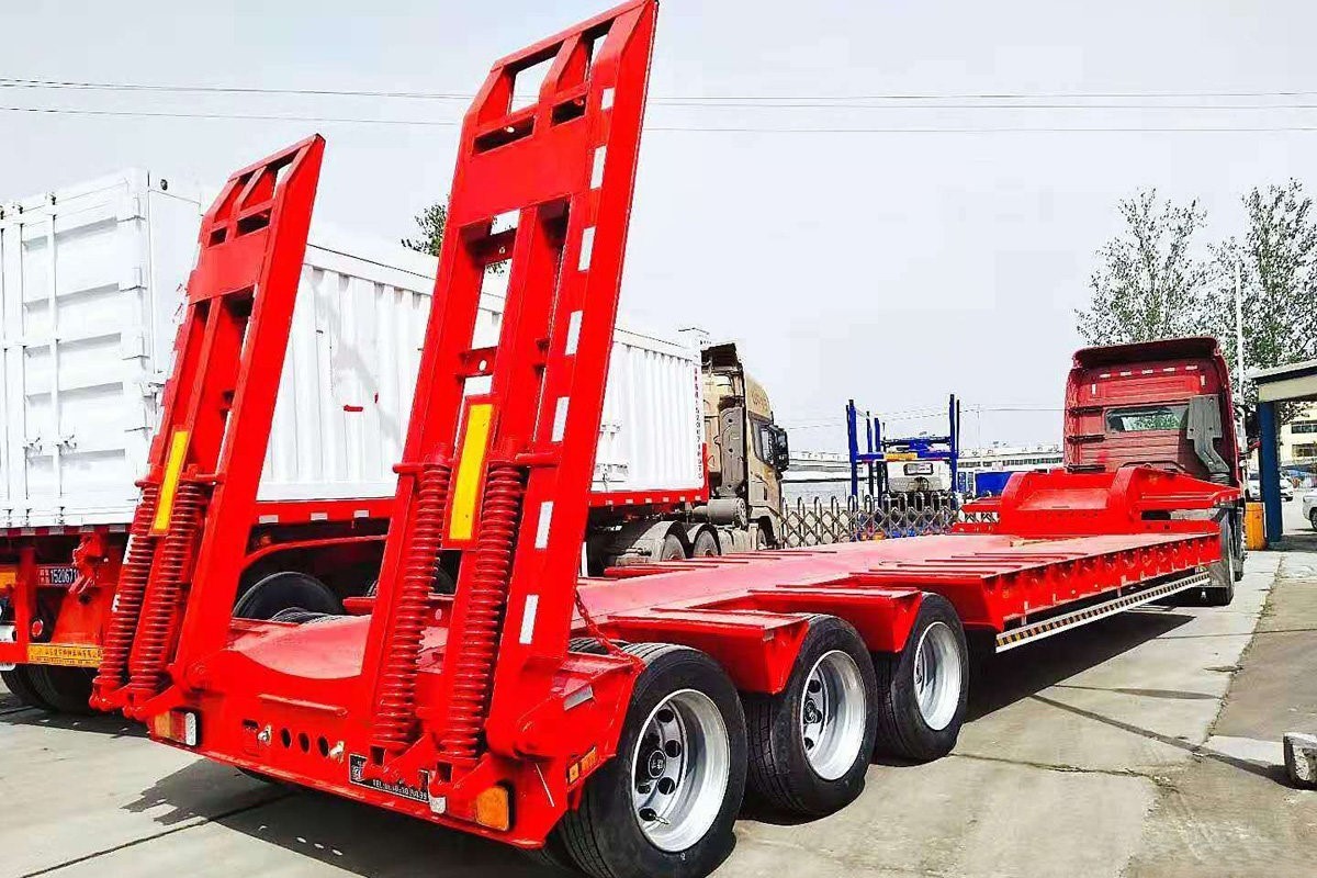 Durable 80t Removable Low Bed Trailer Truck Mechanical / Air Suspension For Heavy Equipment Hauling