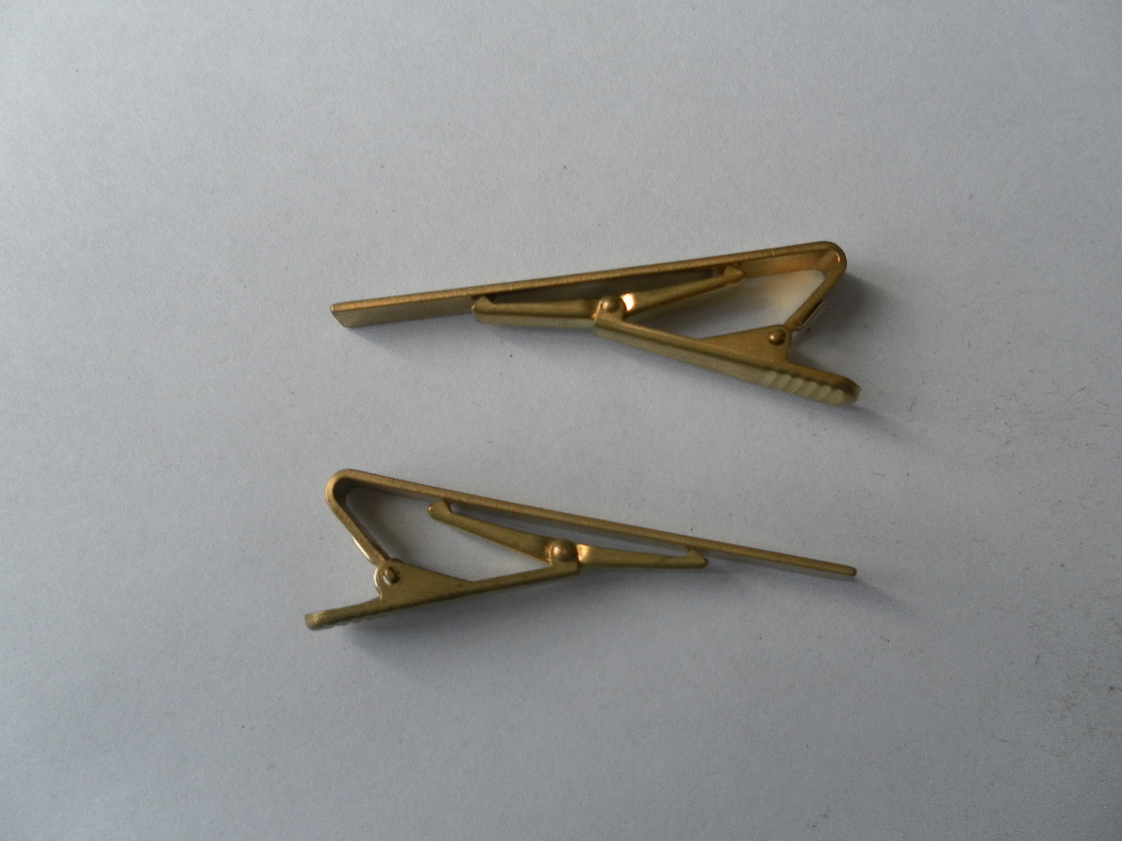 Claw prong ring button