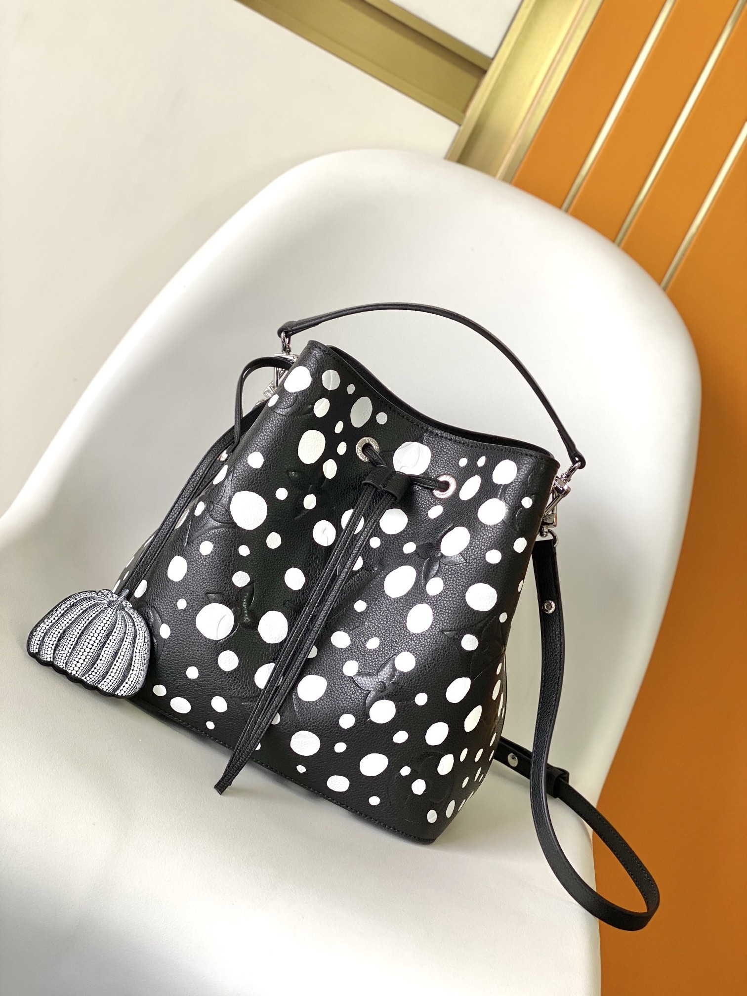Ladies White Black NéOnoé MM Louis Vuitton Yayoi Kusama Handbag