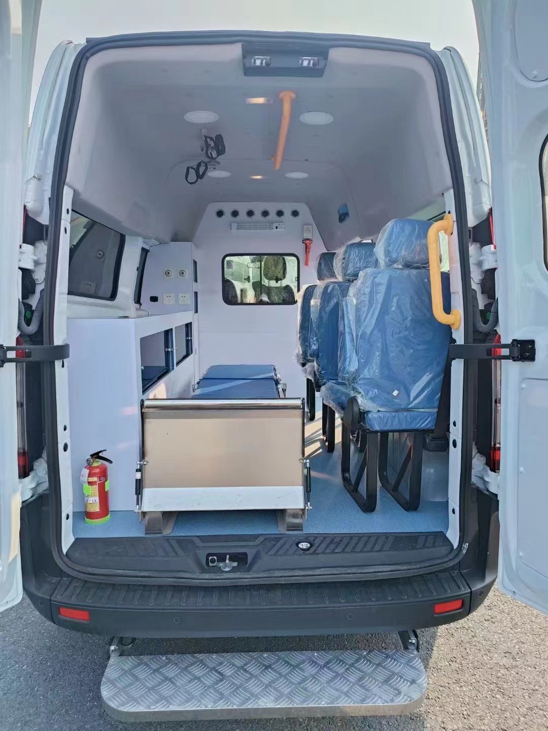 85kw Emergency Ambulance Car Euro 3 Emission Standard 5750*2036*2500mm Specification
