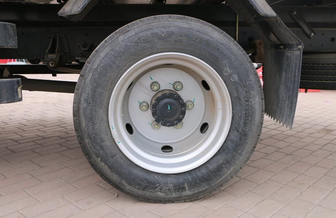 New Light Cargo Truck Black Color 145hp Diesel Engine Loading 8 Tons Single And Half Cab