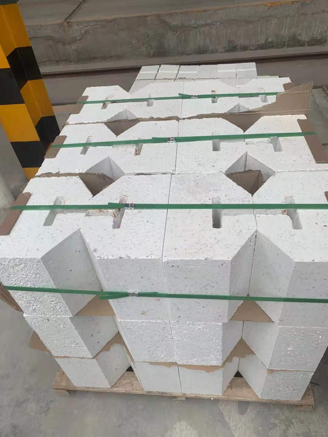 60-65% Alumina Content Sillimanite Brick for Glass Furnace and Fiber Glass Kiln Direct