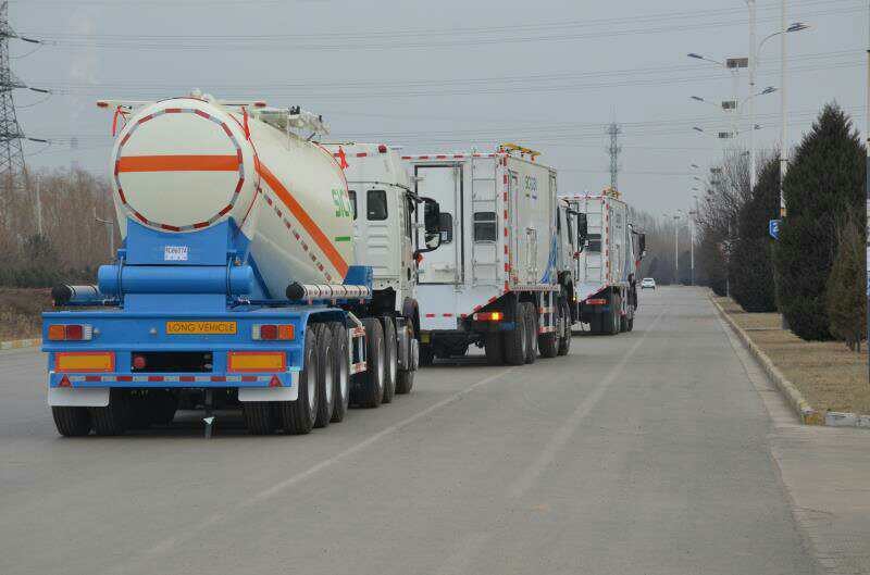 Sinotruck 30 Tons Semi - Trailer For DR CONGO Project Latex Matrix Emulsion Explosive Transport