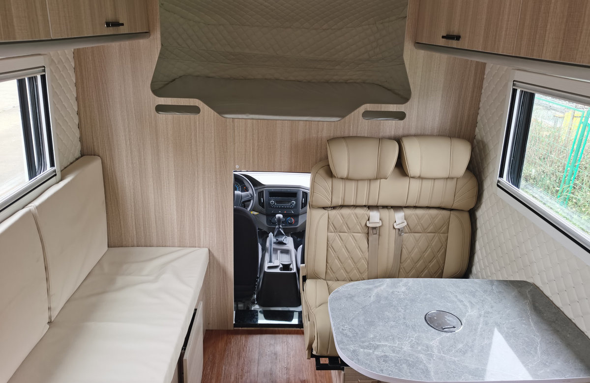 Box Truck Container Wuling Motor Home Car 5.8 Meters With Toilet Comfortable Bed And Sofa