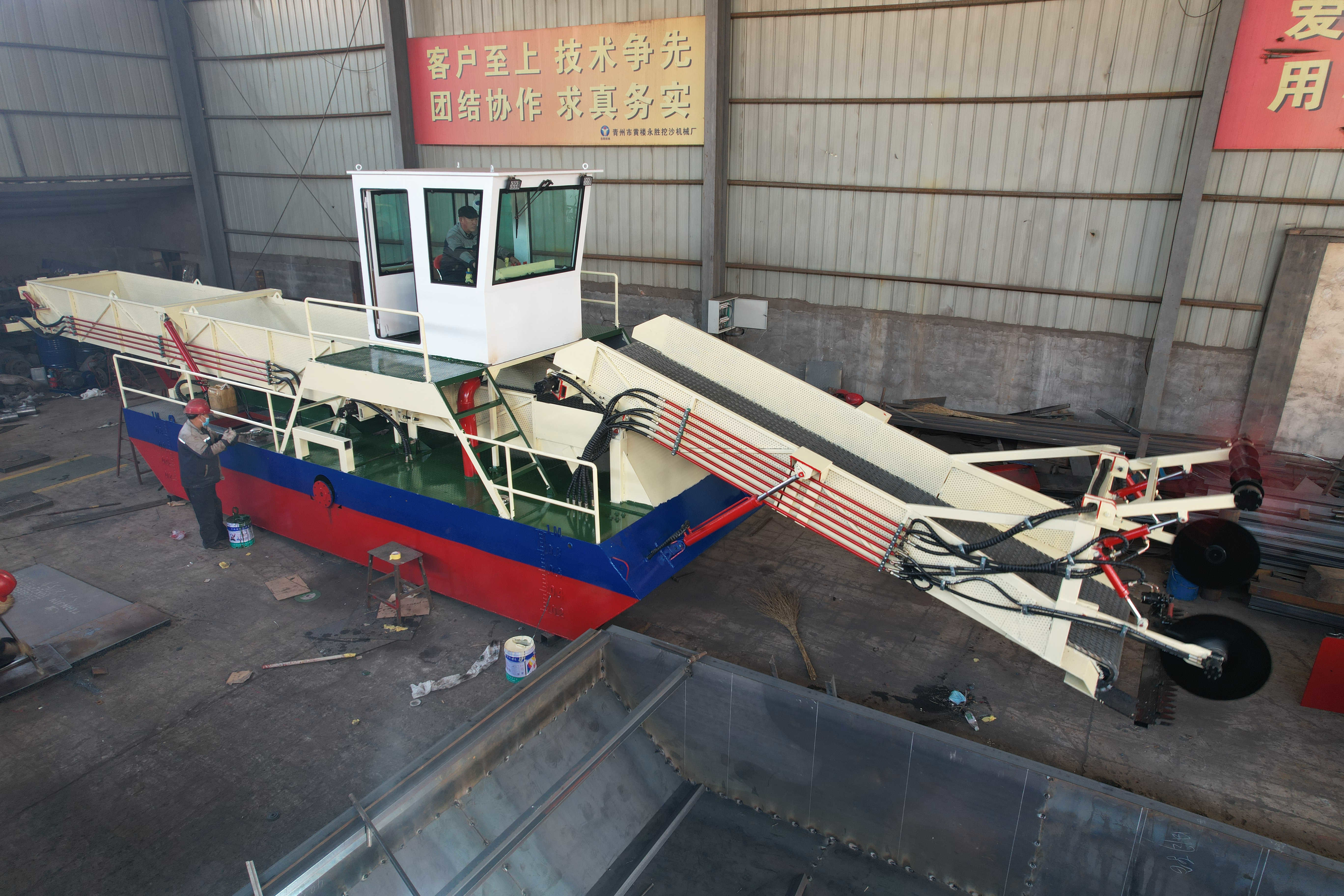105kw Power Hull Size 9.6m*3.6m*1.2m Innovative Three-Stage Design Aquatic Weed Harvester For Easy Operation