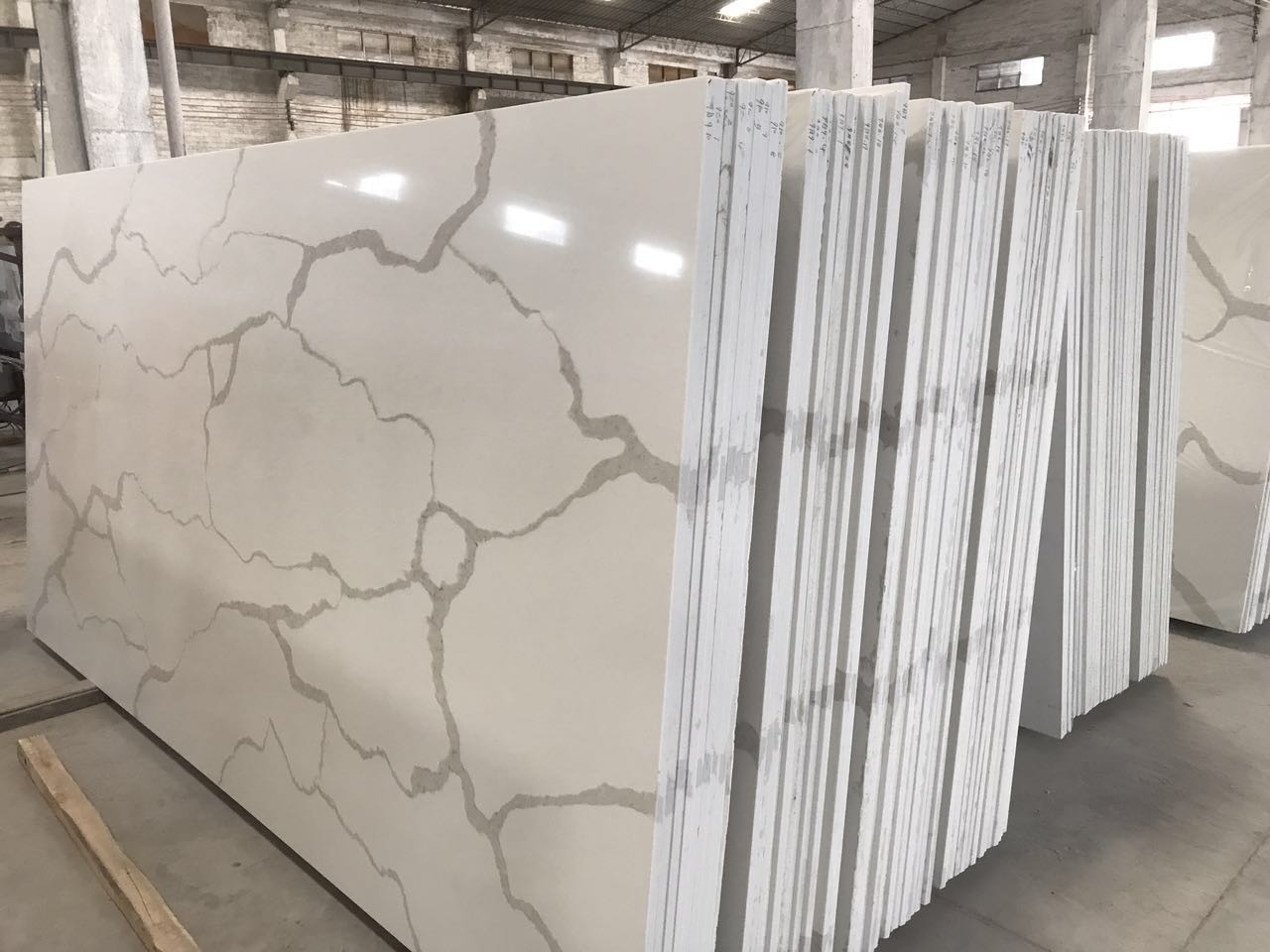 White Quartz Solid Stone Countertops For Kitchen 2.5 G / Cm3 Bulk Density