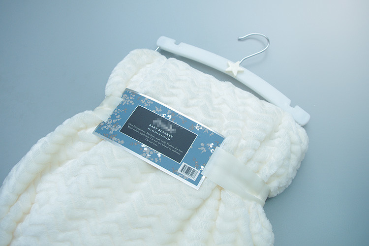 Plain 100% Polyester Flannel Throw Blanket With Embossing For Office / Travel