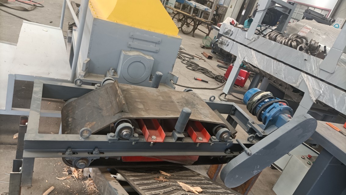 Small wood pallet crusher / nail wooden pallet crusher machine Pallet grinder