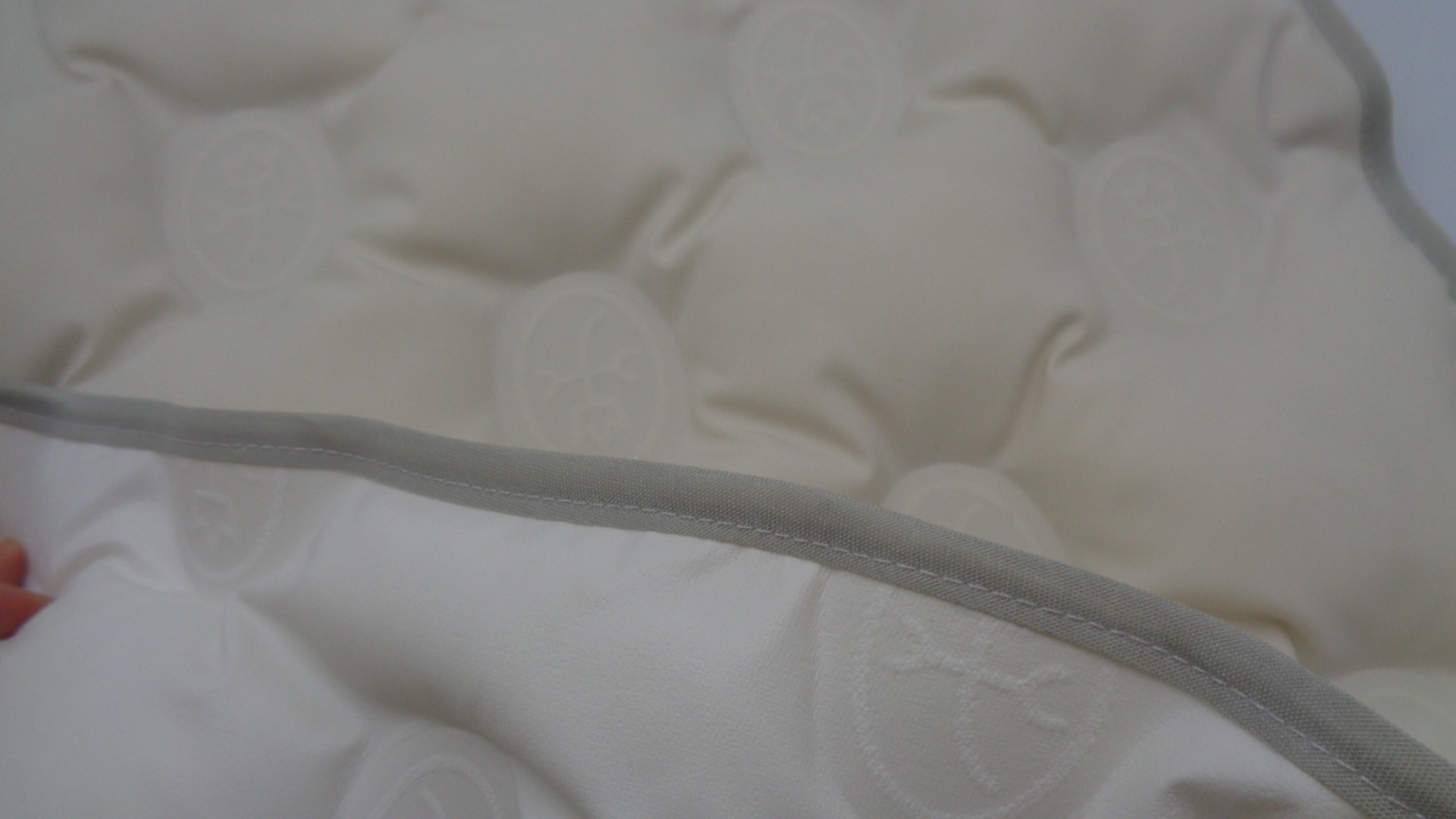 3D Seamless Stereo Embossed Polyester Winter Garment Down Fabric 150 Cm