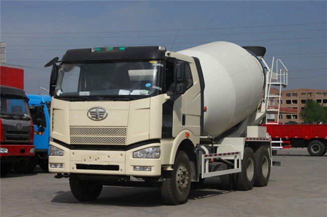 White Concrete Construction Equipment , FAW J6P Self - Load Mobile Concrete Mixer 8 Cubic Meters
