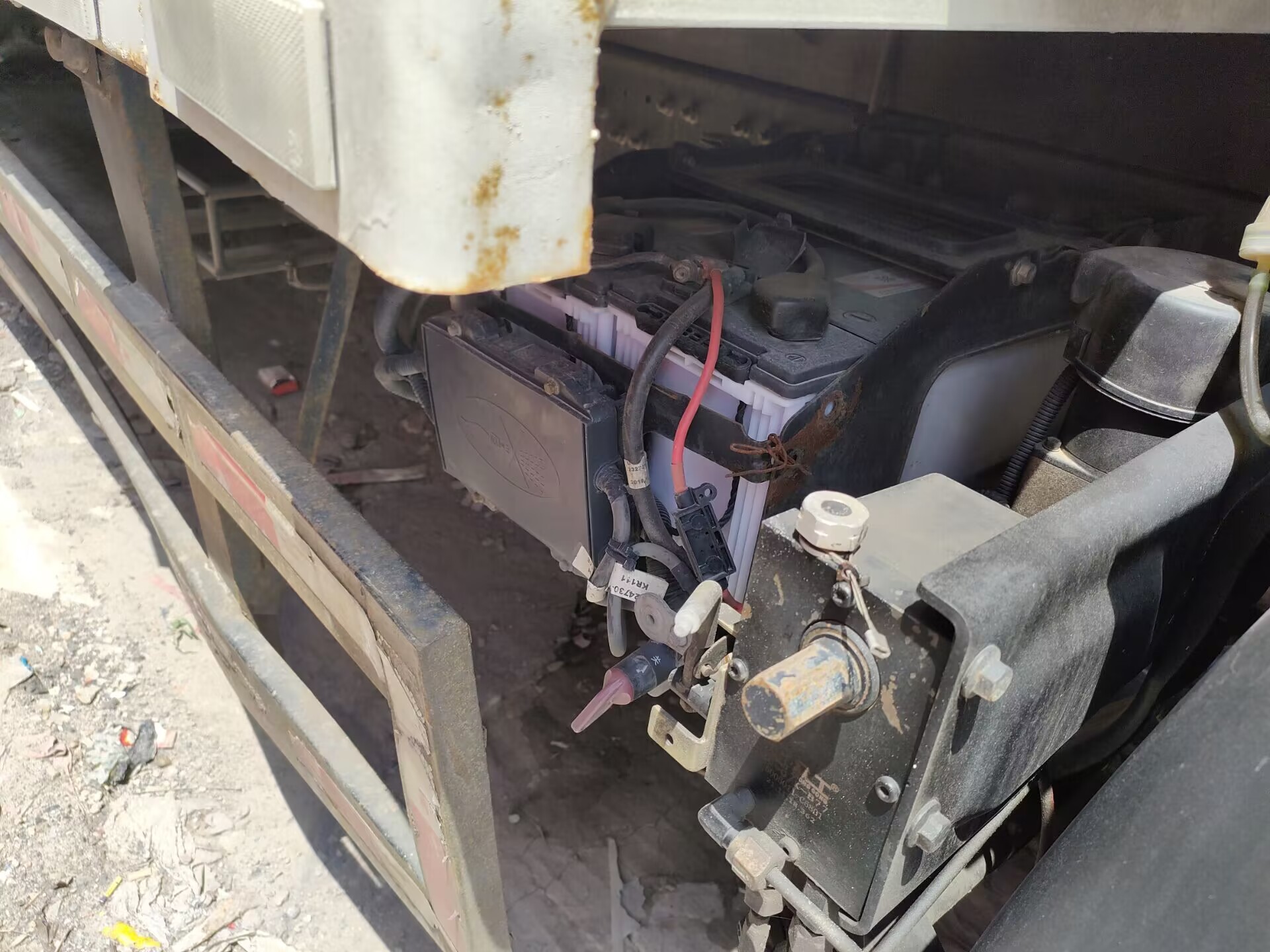 Used Cargo Trucks Cummins Engine 245 Hp Fast Gearbox 10 Meters Long High Roof Cabin Dongfeng Van Truck