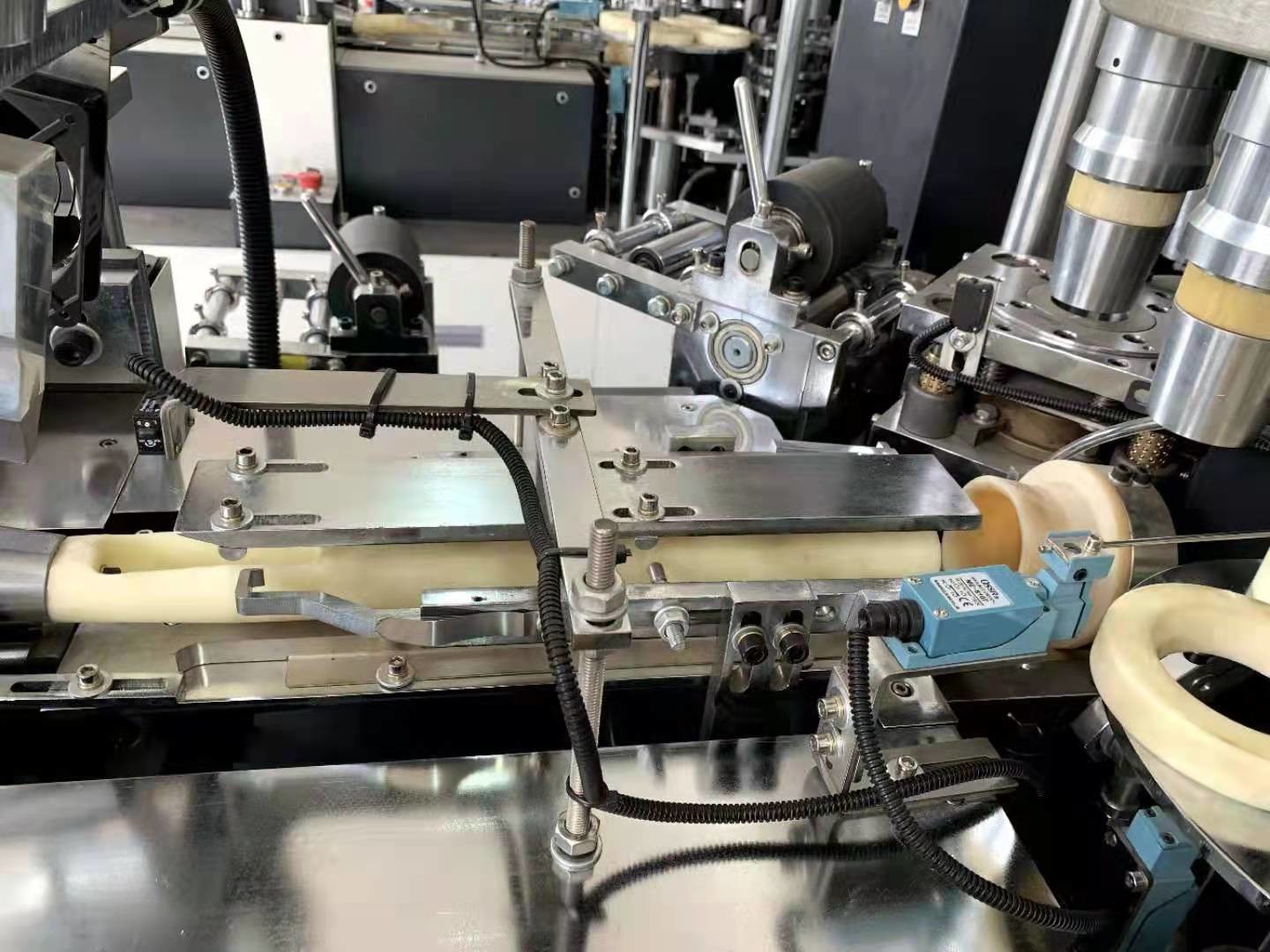One Time Disposable Coffee Tea Paper Cup Making Machines 2 Year Warranty