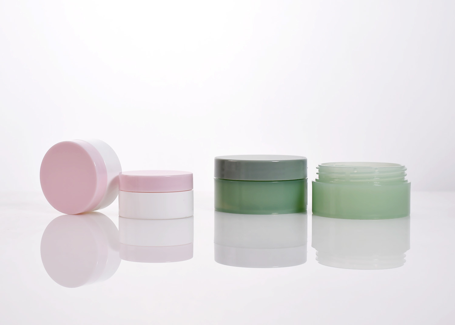 Premium And Eco-Friendly 10ML,20ML Lip Balm Cosmestic Plastic Jars With Lids, Wholesale Travel Cosmetic Packaging